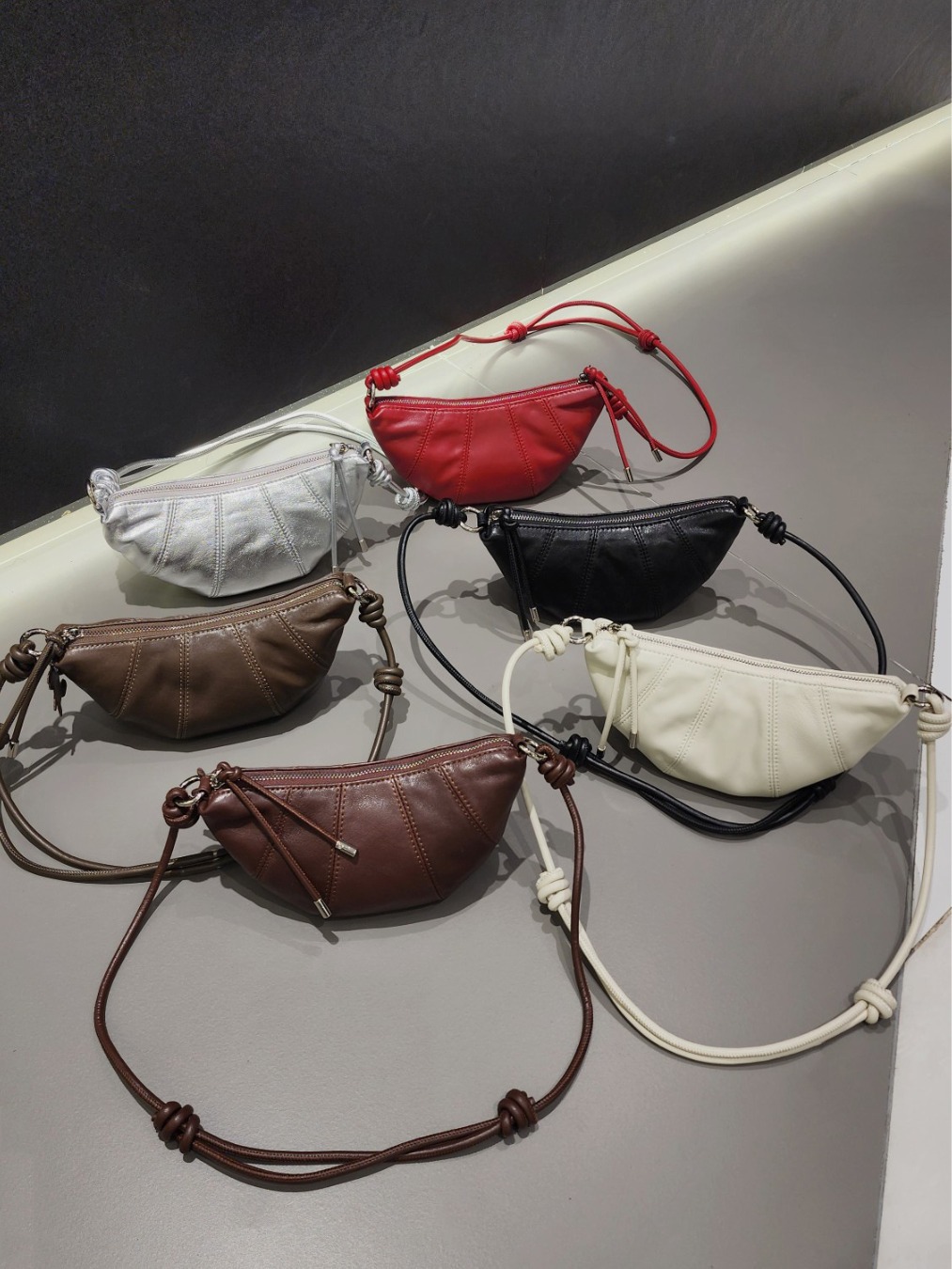Women Bags Designer - レディース向け、斬新なデザインのシープスキン製ホーンオードバッグ