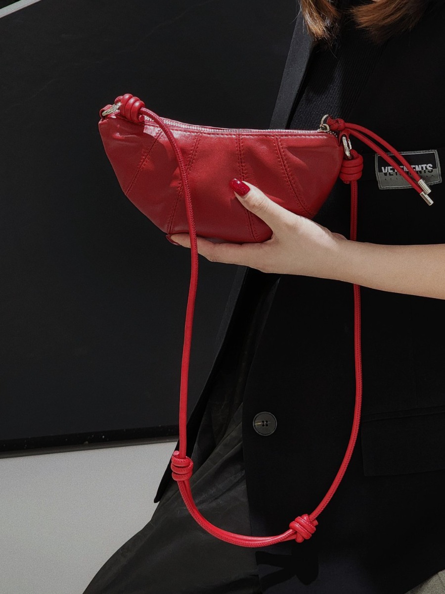 レディース向け、斬新なデザインのシープスキン製ホーンオードバ - Women Bags Designer のレビューと価格