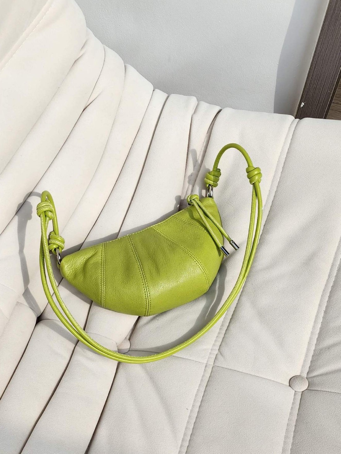 レディース向け、斬新なデザインのシープスキン製ホーンオードバ - Women Bags Designer のレビューと価格